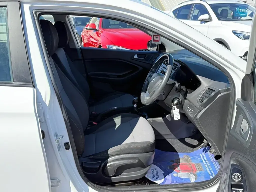 Used Hyundai i20 SE 84 HP (61 kW) 2018 White Hatchback