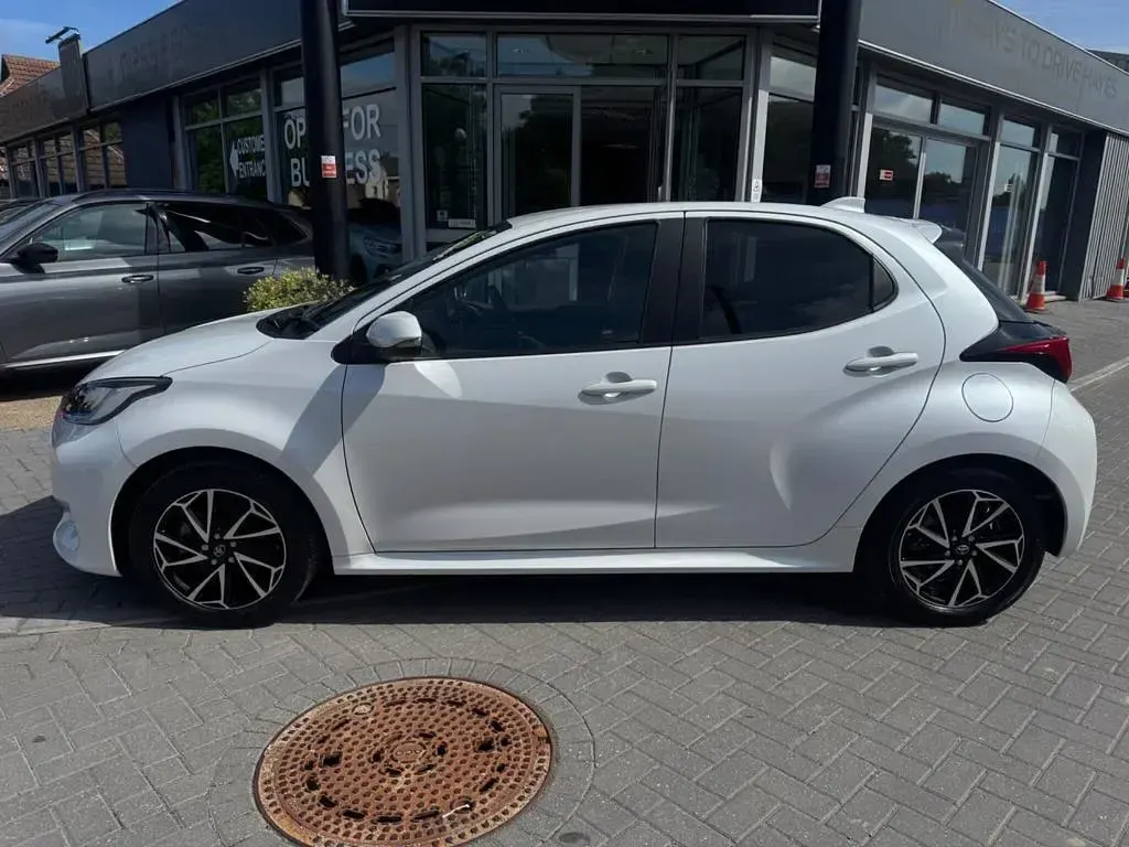 Used Toyota Yaris Design 116 HP (85 kW) 2023 White Hatchback