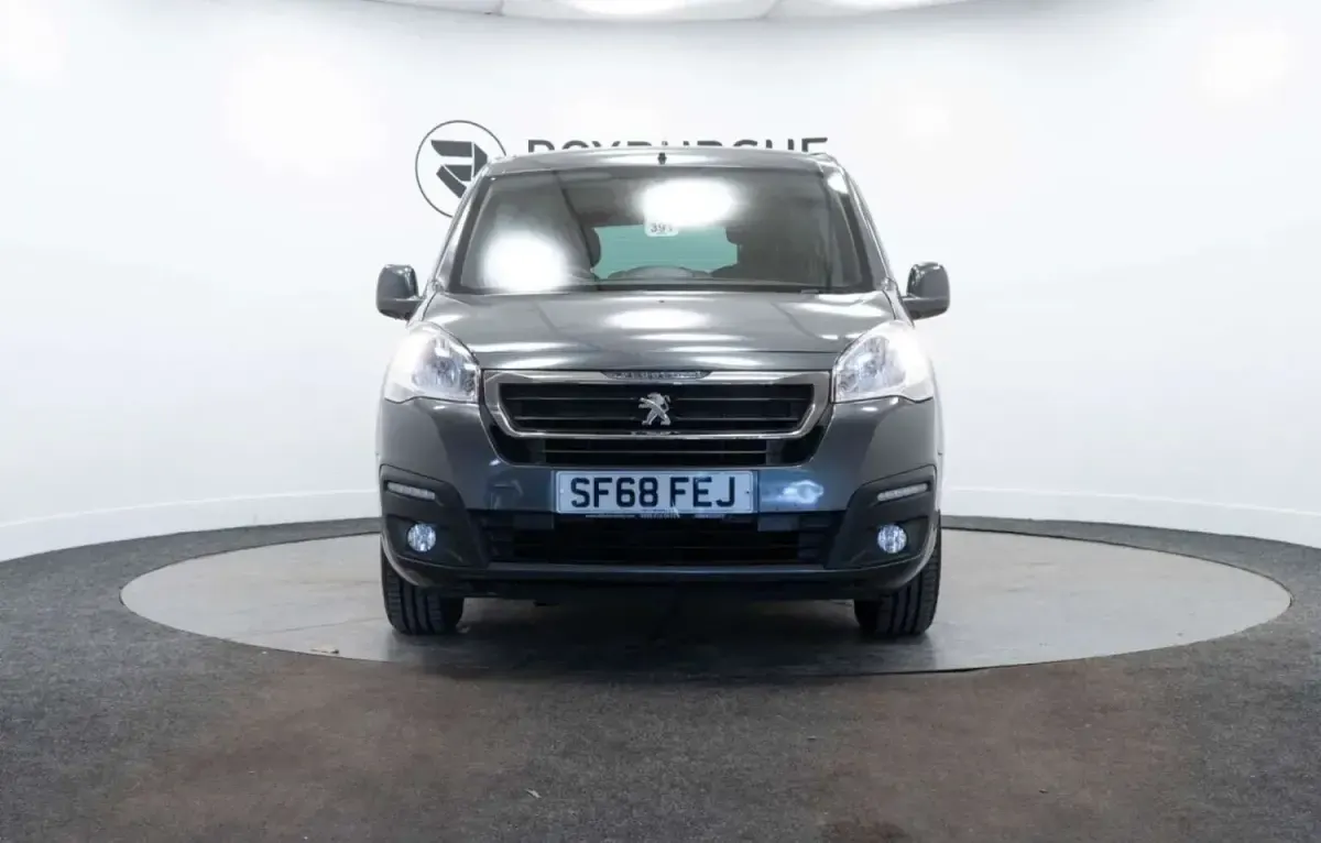 Begagnad Peugeot TePee Active 100 HK (73 kW) 2018 Grå Minibuss