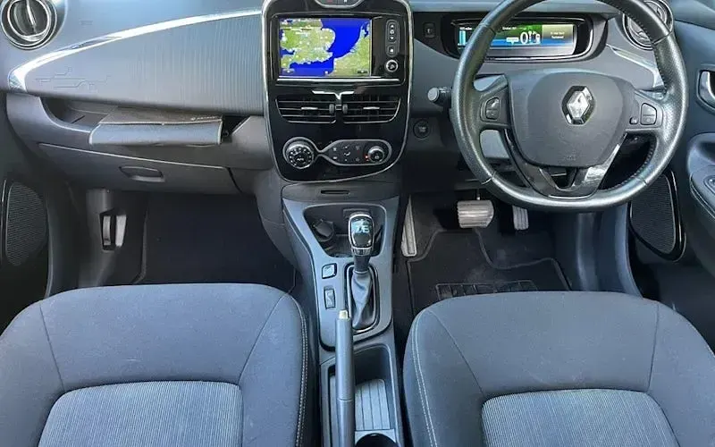 Used Renault Zoe Dynamique 80 kW (109 HP) 2019 White Hatchback