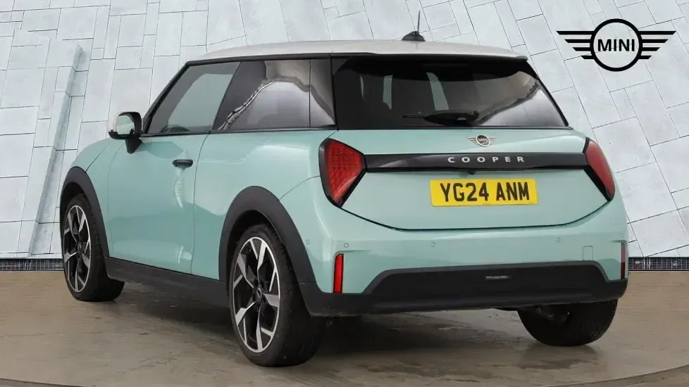 Used Mini Cooper Hatch 154 HP (113 kW) 2024 Green Hatchback
