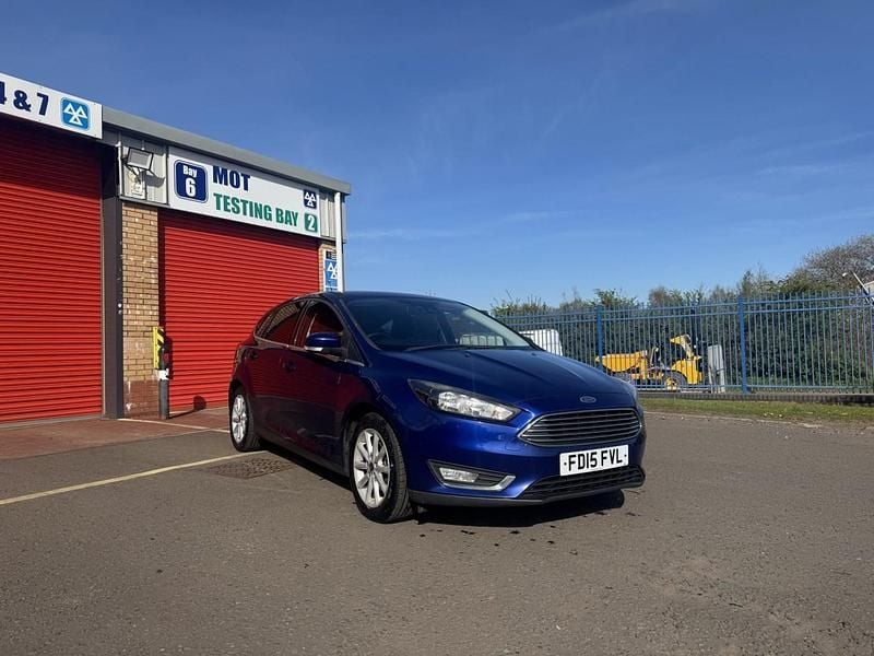 Begagnad Ford Focus Titanium 120 HK (88 kW) 2015 Blå Halvkombi