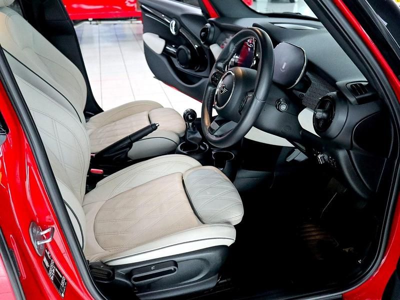 Used Mini Cooper Exclusive 2021 Chili red Hatchback