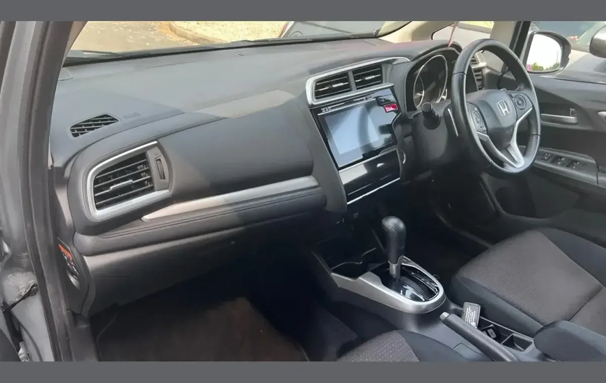 Używany Honda Jazz EX 102 KM (75 kW) 2016 Srebrny Hatchback