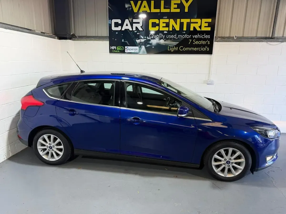 Used Ford Focus Titanium 120 HP (88 kW) 2017 Blue Hatchback