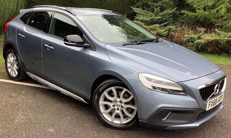 Begagnad Volvo V40 Plus 2018 Blå Halvkombi