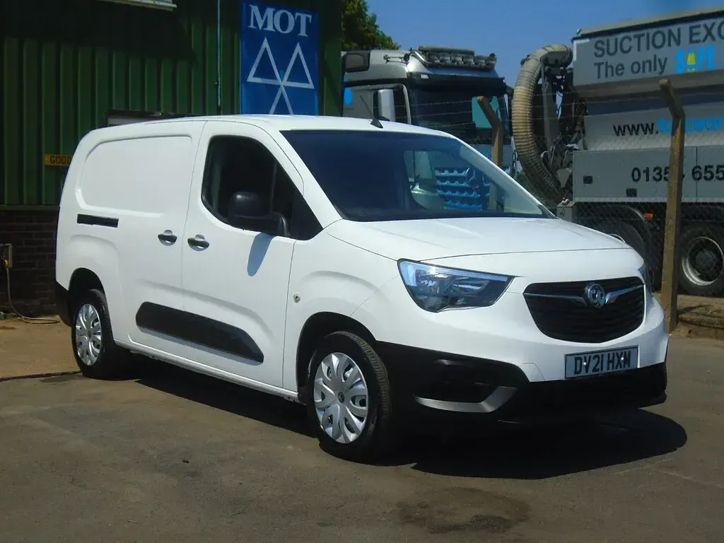 Used Vauxhall Combo 100 HP (73 kW) 2021 White MPV