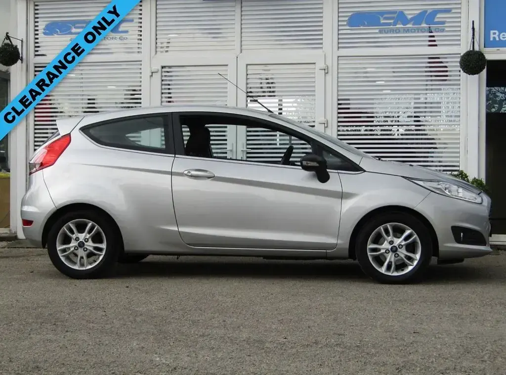 Begagnad Ford Fiesta Zetec 99 HK (72 kW) 2015 Silver Halvkombi