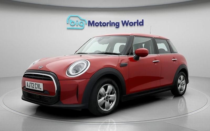 Begagnad Mini Cooper Classic 136 HK (100 kW) 2022 Röd Halvkombi