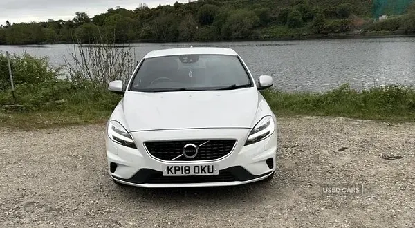 Gebraucht Volvo V40 R-Design Pro 150 PS (110 kW) 2018 Weiß Kleinwagen