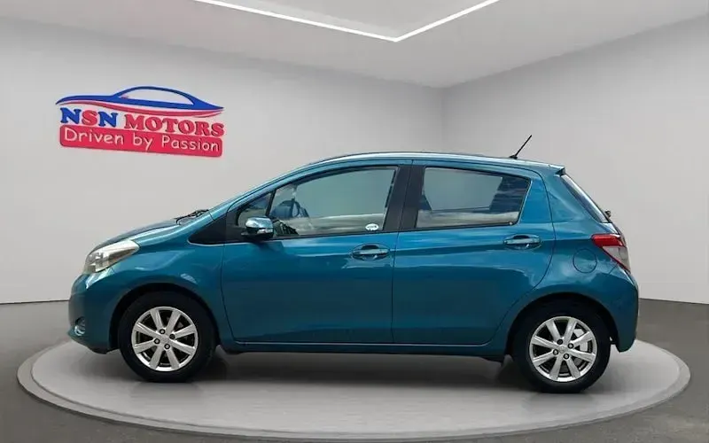 Used Toyota Yaris 69 HP (50 kW) 2013 Blue Hatchback