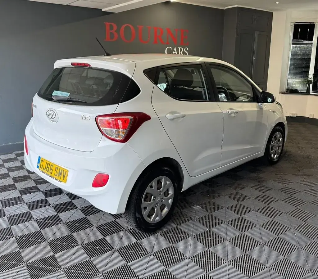 Used Hyundai i10 SE 66 HP (48 kW) 2016 White Hatchback