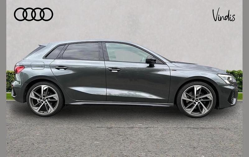 Usado Audi A3 Comfort 147 HP (108 kW) 2022 Cinzento Sedan