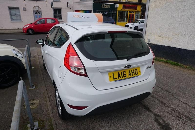 Used Ford Fiesta Zetec 82 HP (60 kW) 2016 White Hatchback