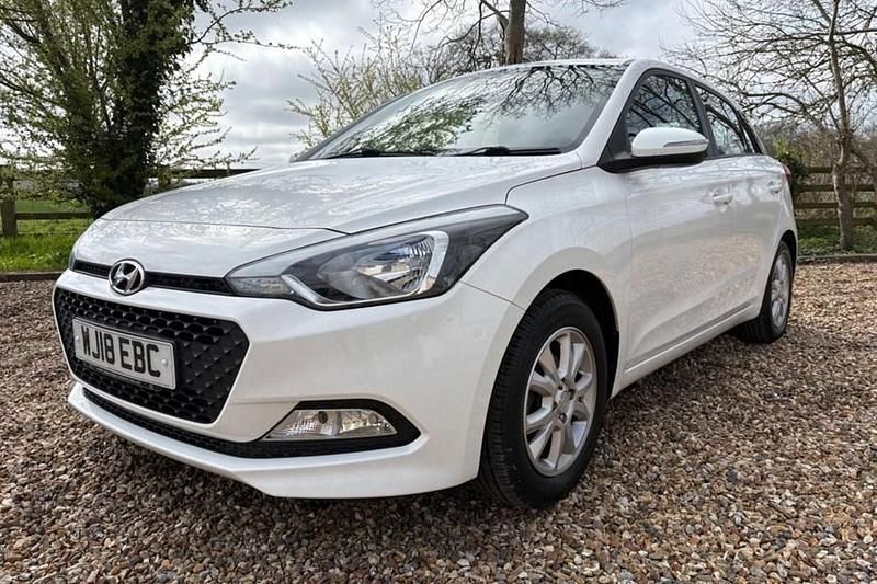Used Hyundai i20 SE 84 HP (61 kW) 2018 White Hatchback