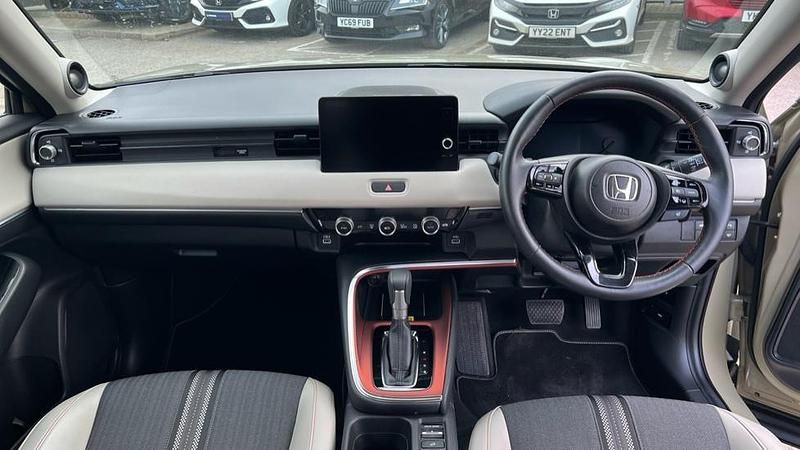 Used Honda HR-V Advance 131 HP (96 kW) 2024 Two tone solid/metallic  sand khaki with crystal SUV