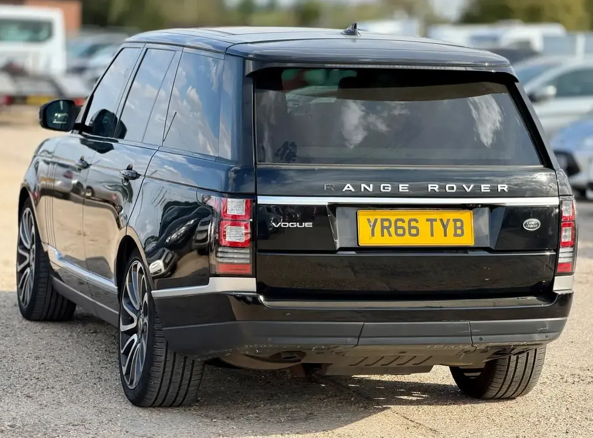 Used Land Rover Range Rover Vogue 258 HP (189 kW) 2016 Black SUV
