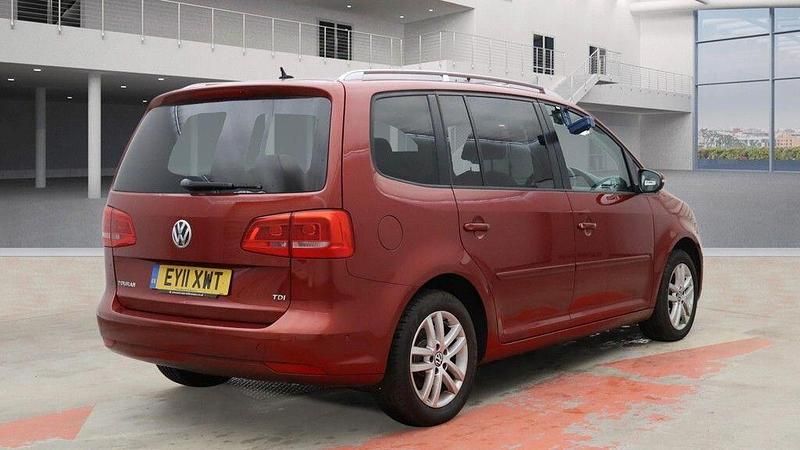 Used VW Touran SE 105 HP (77 kW) 2011 Red MPV