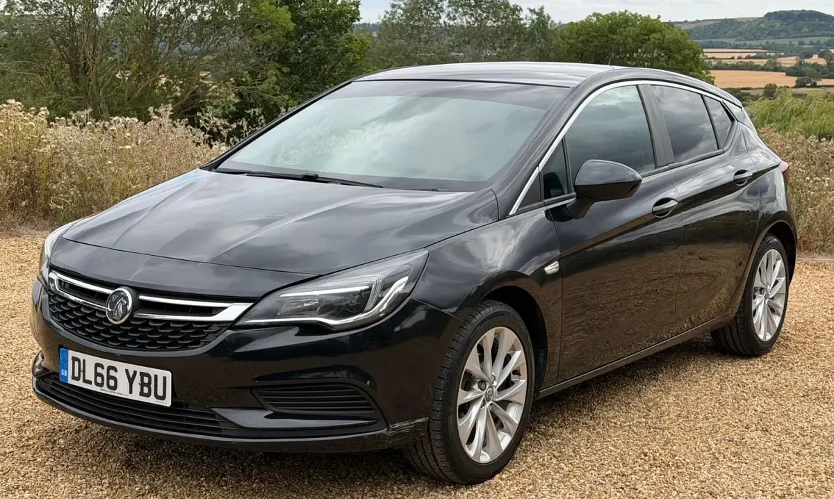 Used Vauxhall Astra Design Edition 105 HP (77 kW) 2016 Black Hatchback