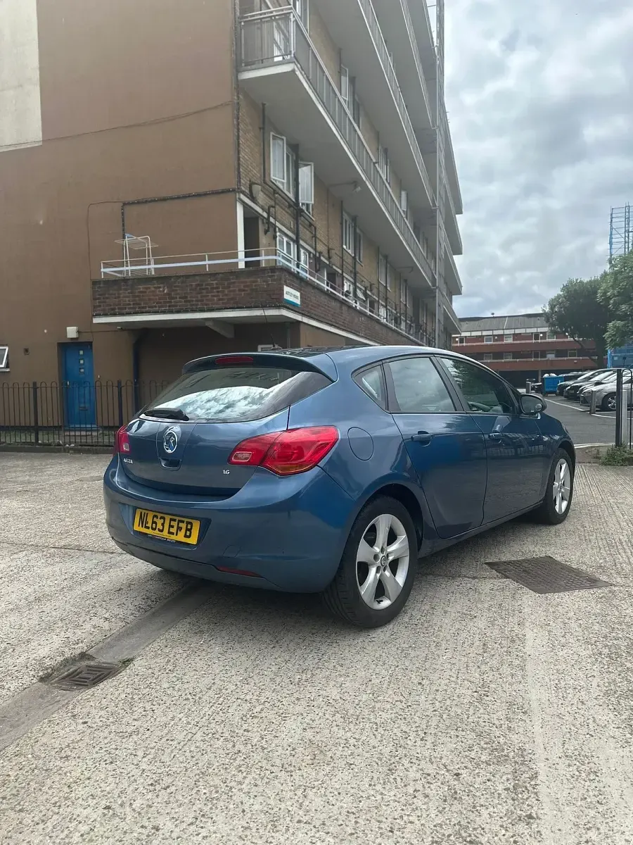 Used Vauxhall Astra 115 HP (84 kW) 2013 Blue Hatchback