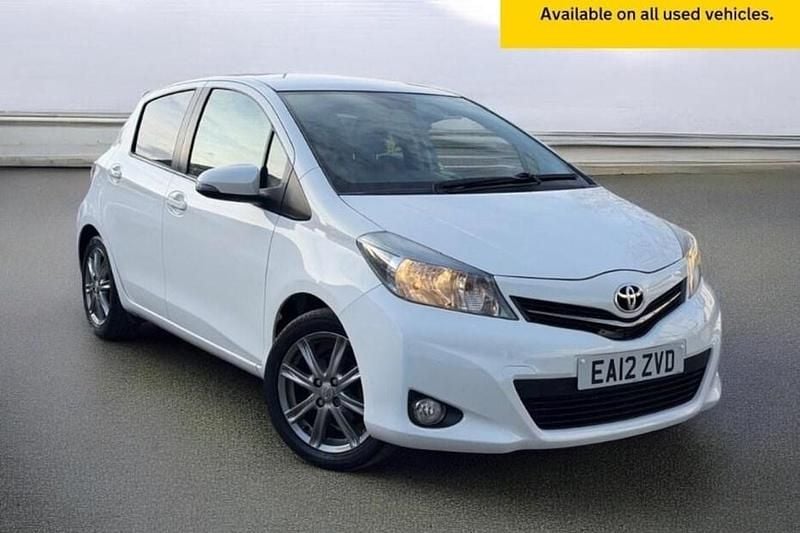 Used Toyota Yaris SR 99 HP (72 kW) 2012 White Hatchback