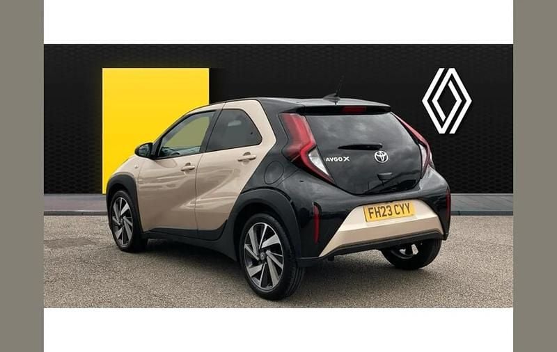 Used Toyota Aygo X 72 HP (52 kW) 2023 Beige SUV