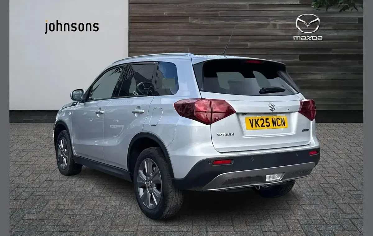 Usado Suzuki Vitara 116 HP (85 kW) 2025 Prateado SUV