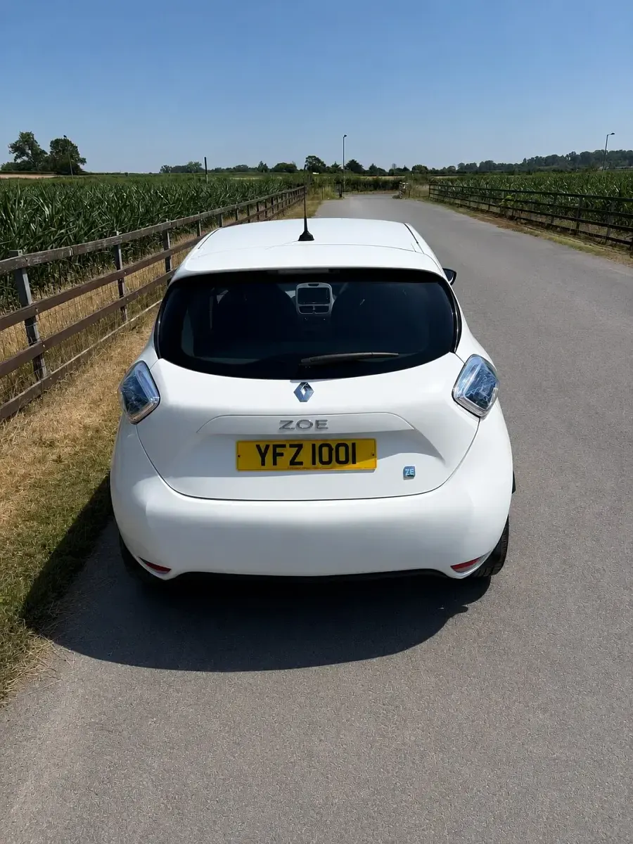 Used Renault Zoe Expression 64 kW (88 HP) 2015 White Hatchback