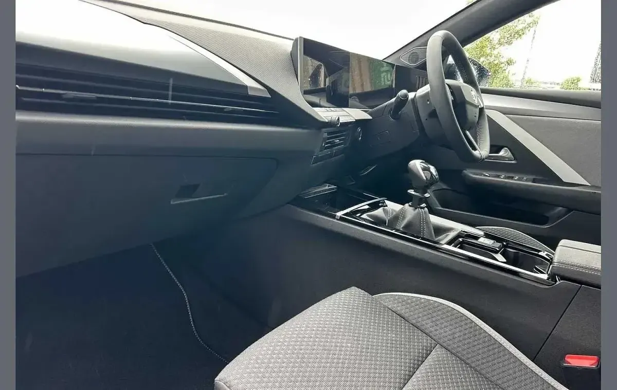 Begagnad Vauxhall Astra 128 HK (94 kW) 2026 Blå Halvkombi