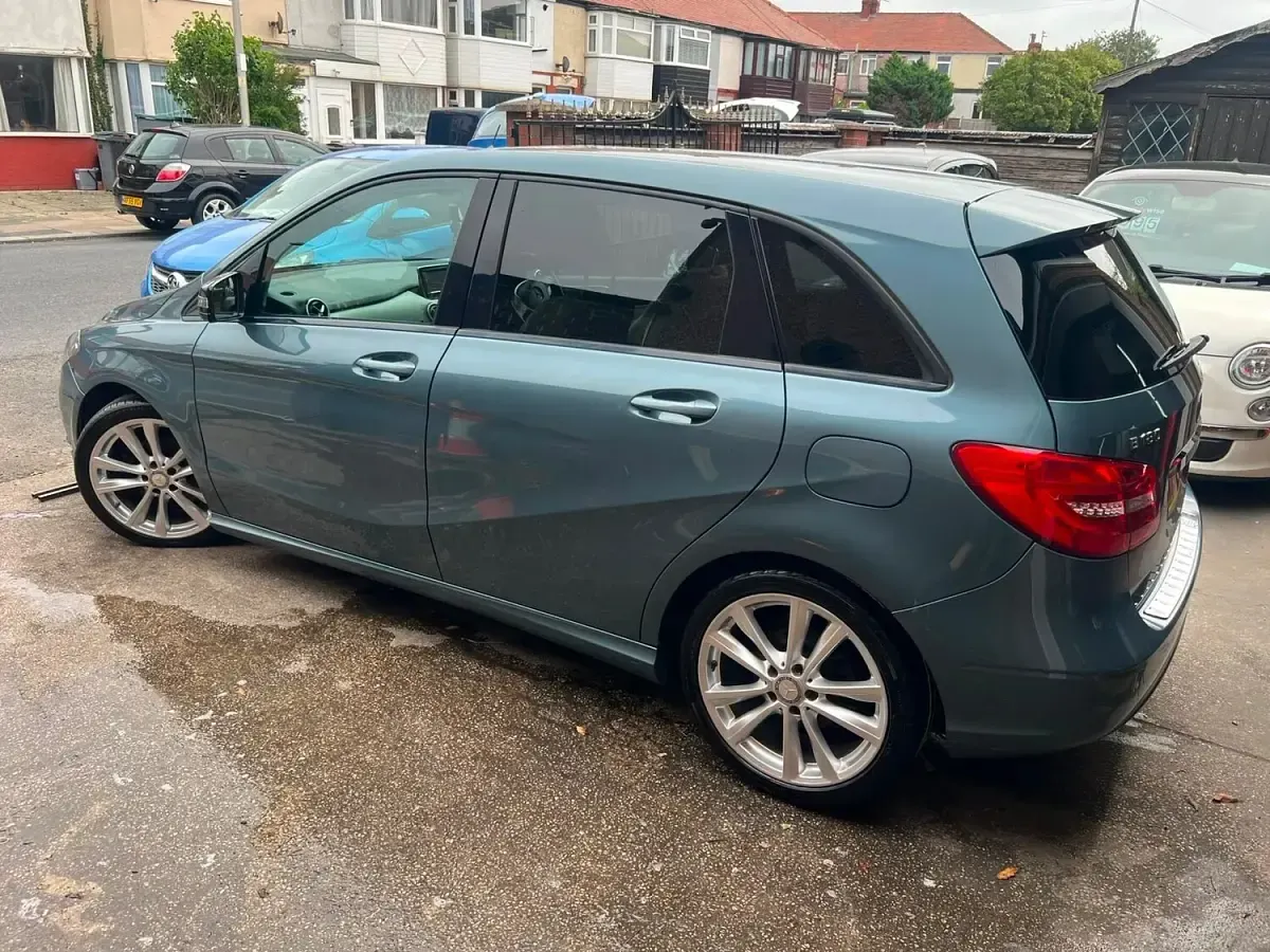 Used Mercedes B180 2013 Blue Hatchback