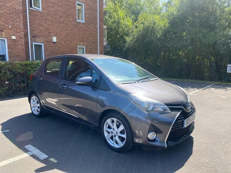 Grey Used 2015 Toyota Yaris Hybrid Hatchback | £7,795 (Expensive) - Image 1/4