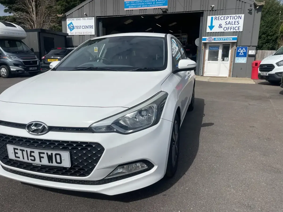 Used Hyundai i20 SE 82 HP (60 kW) 2015 White Hatchback