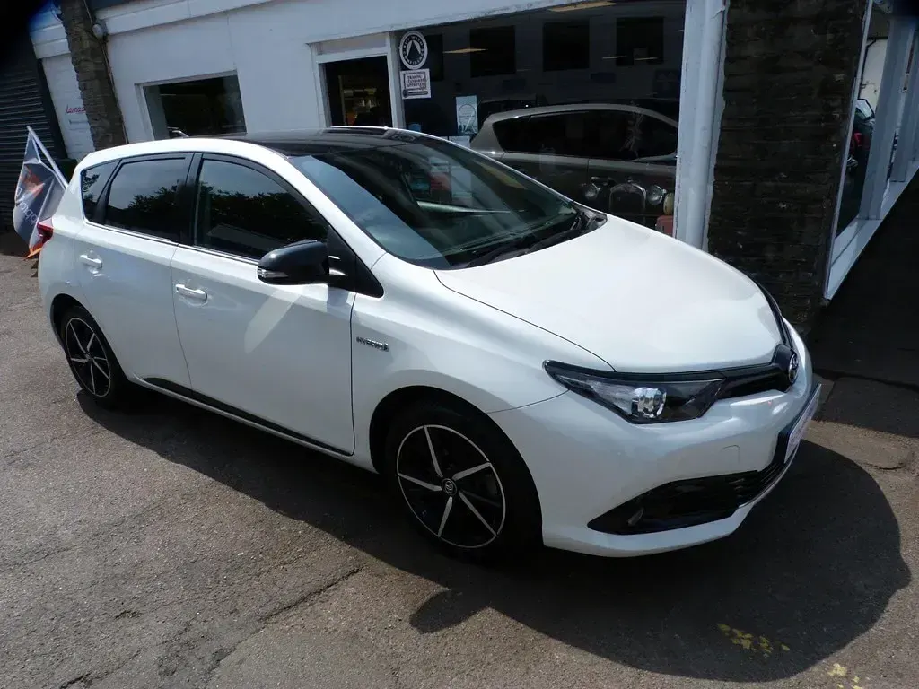 Używany Toyota Auris Hybrid 2018 Biały Hatchback