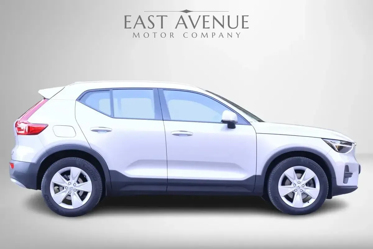 Używany Volvo XC40 Core 163 KM (119 kW) 2023 Srebrny SUV
