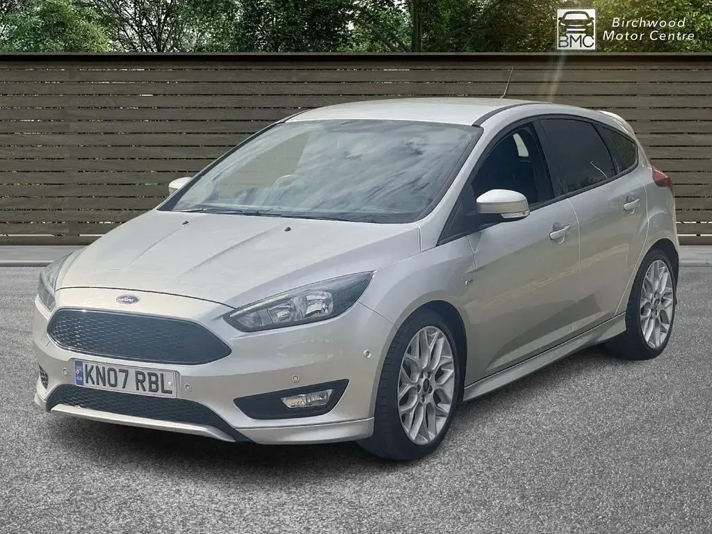 Used Ford Focus ST-Line 125 HP (91 kW) 2017 Silver Hatchback