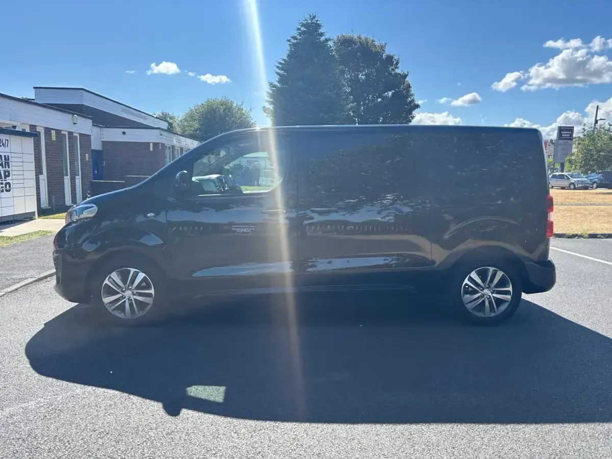 Used Peugeot Traveller Allure 175 HP (128 kW) 2020 Black MPV