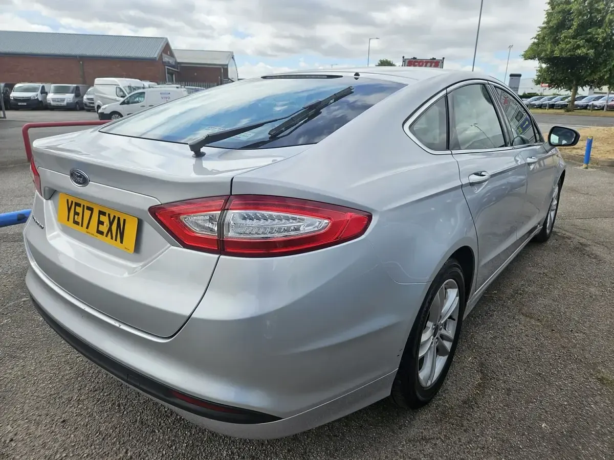 Used Ford Mondeo Zetec 147 HP (108 kW) 2017 Silver Hatchback