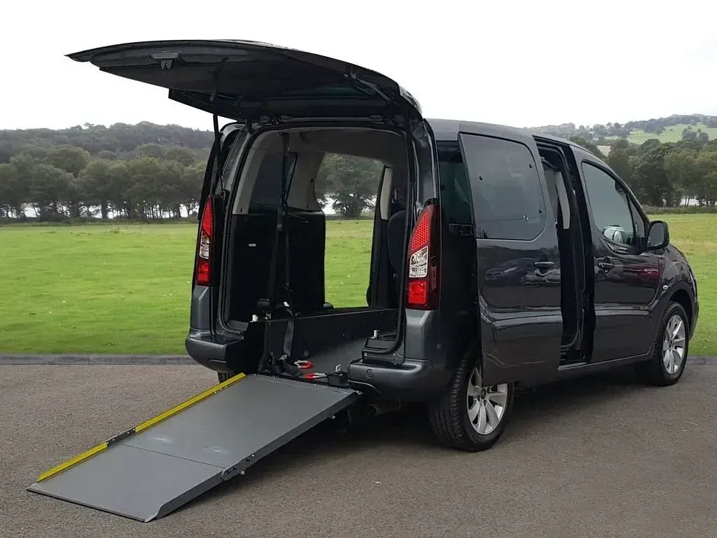 Used Citroën Berlingo Feel 100 HP (73 kW) 2018 Grey MPV