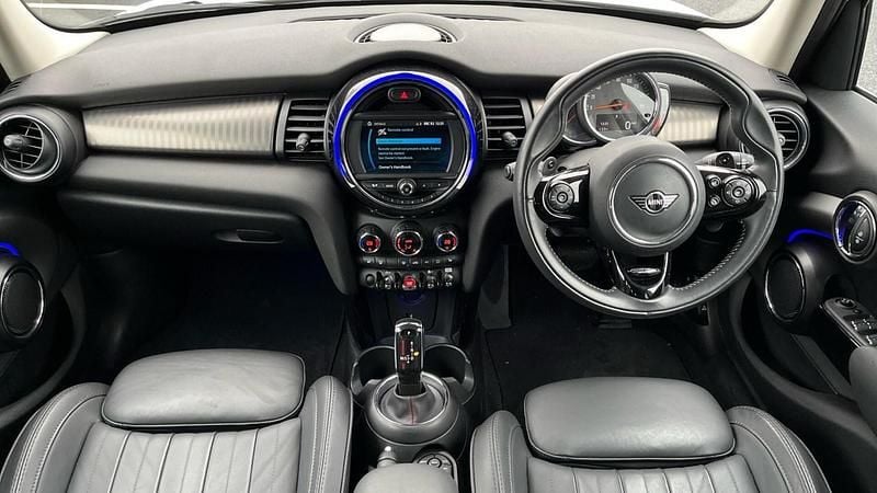Używany Mini Cooper S Exclusive 189 KM (139 kW) 2020 Srebrny Hatchback