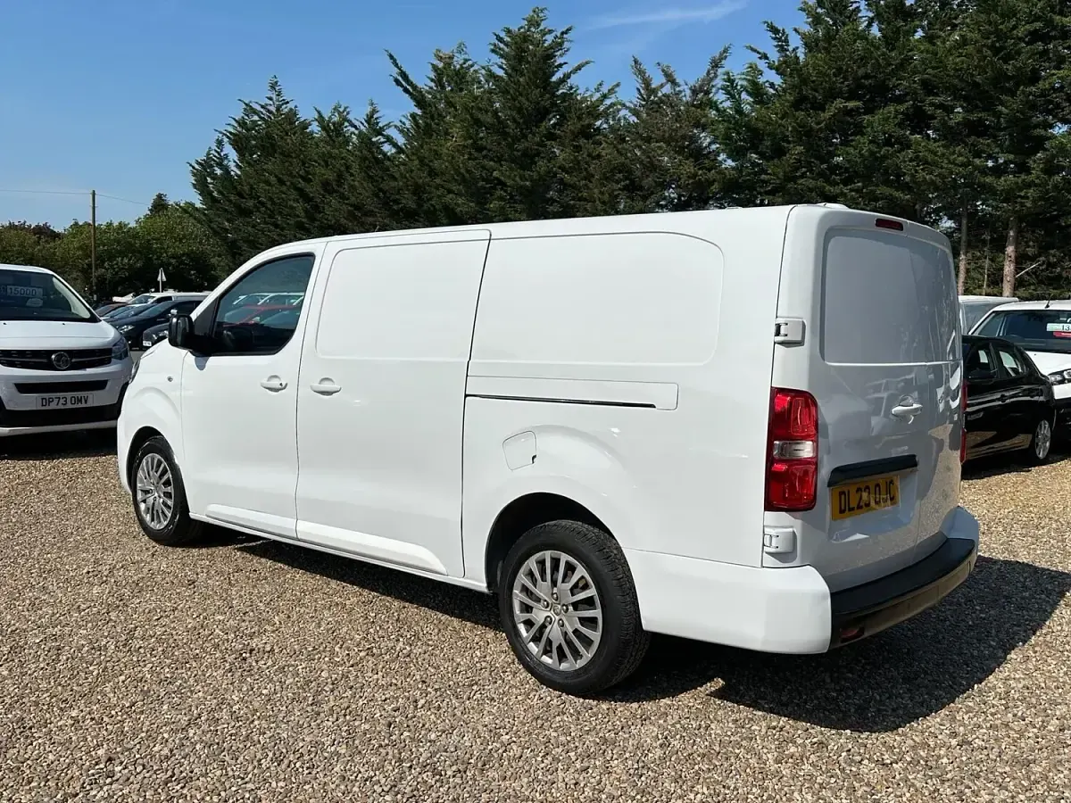 Used Vauxhall Vivaro S 100 HP (73 kW) 2023 White MPV