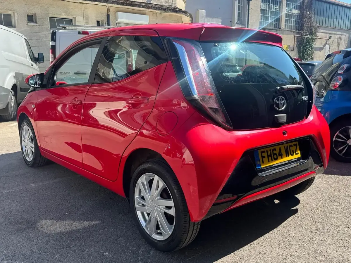Used Toyota Aygo x-press 69 HP (50 kW) 2015 Red Hatchback
