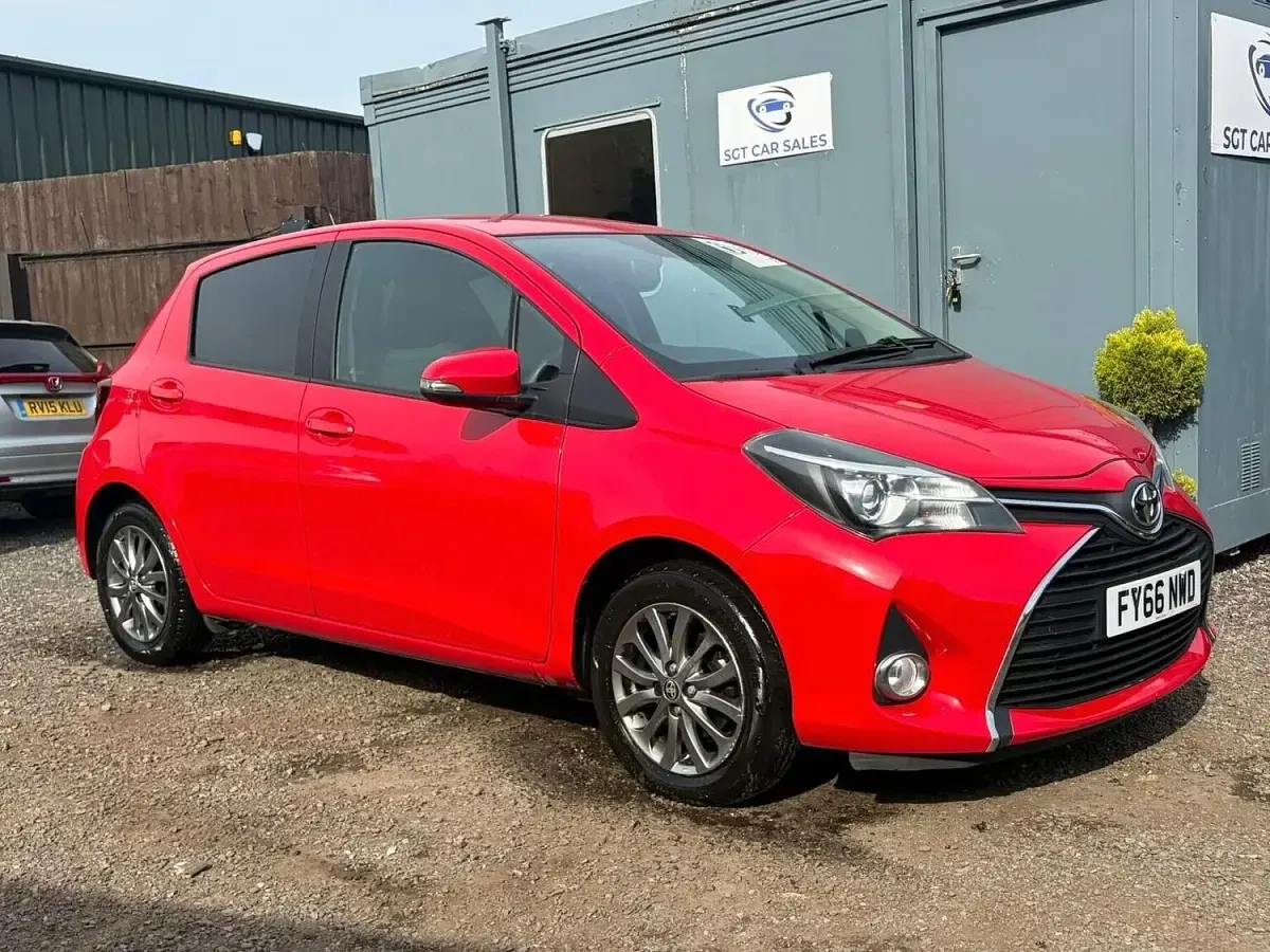 Used Toyota Yaris 99 HP (72 kW) 2016 Red Hatchback