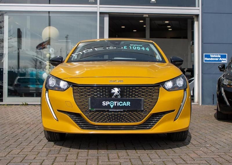 Used Peugeot e-208 Allure Premium 98 kW (134 HP) 2022 Yellow Hatchback