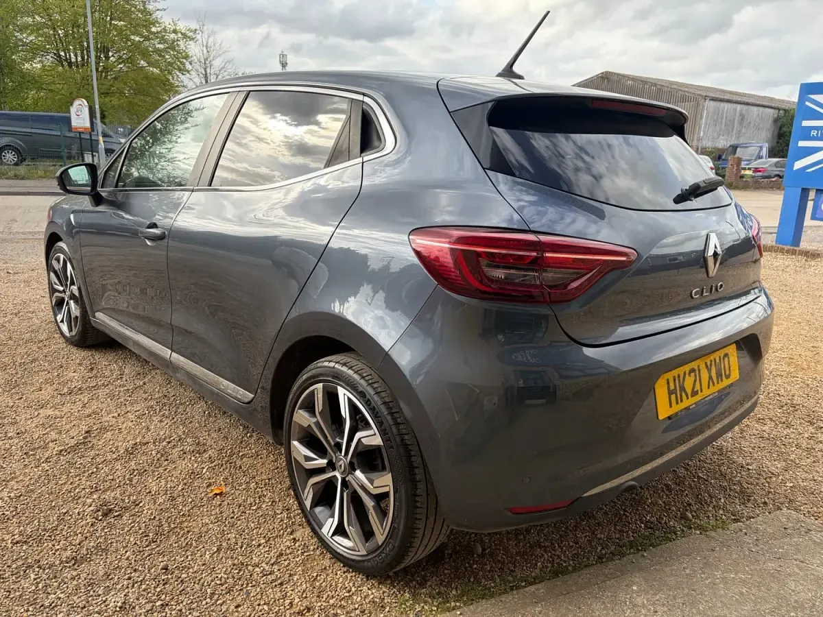 Używany Renault Clio V Version S 100 KM (73 kW) 2021 Szary Hatchback