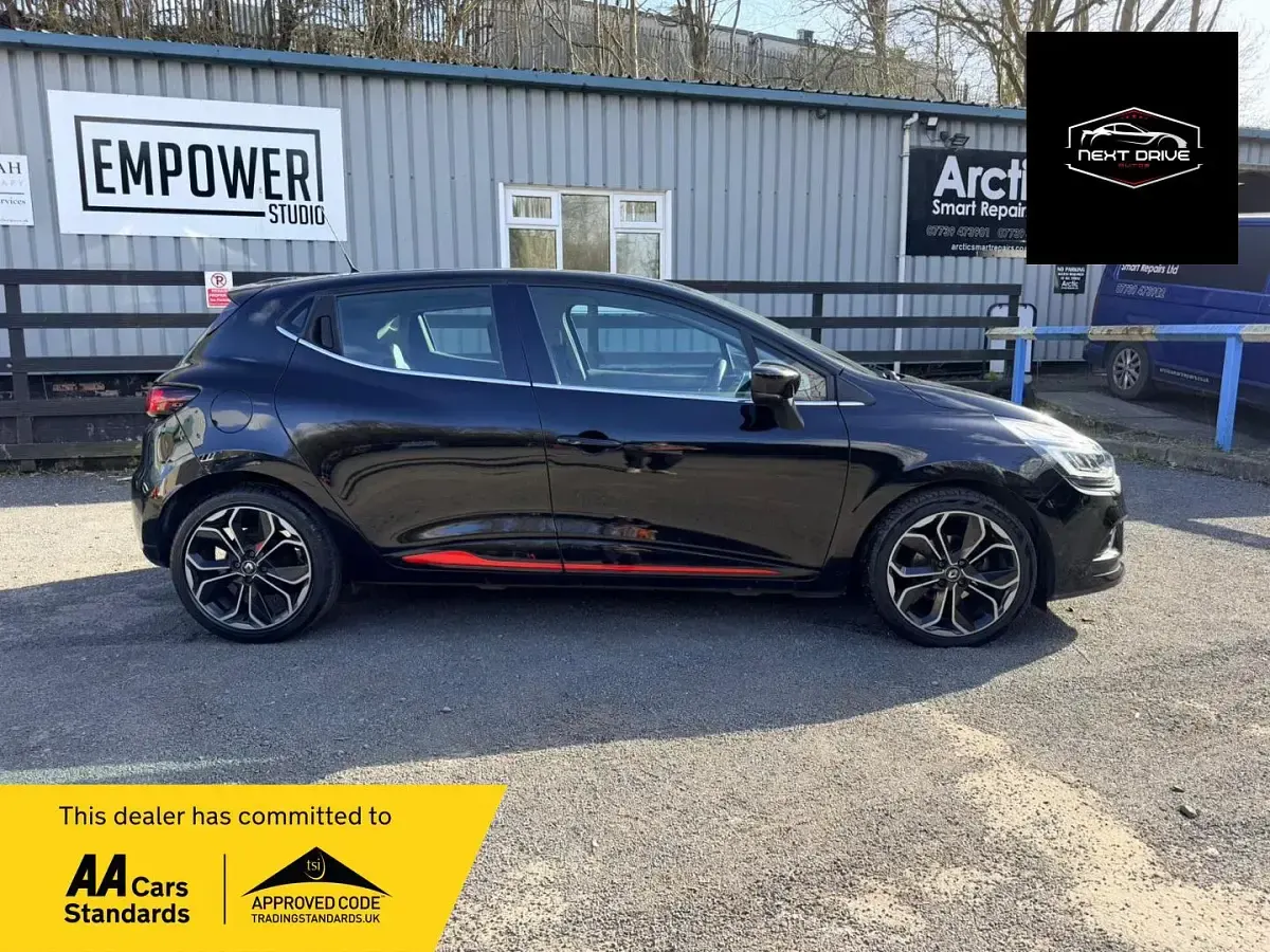 Used Renault Clio Dynamique 90 HP (66 kW) 2017 Black Hatchback