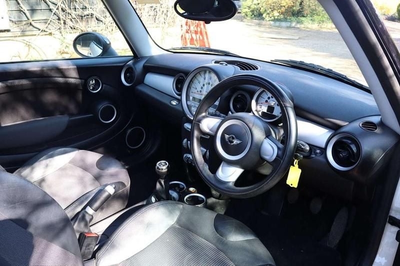 Used Mini Cooper Hatch 120 HP (88 kW) 2008 White Hatchback