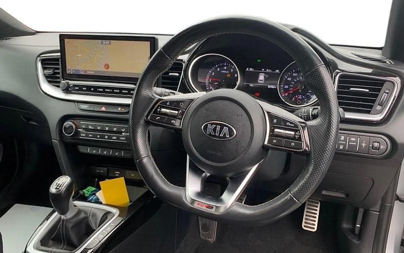 Begagnad Kia Ceed GT-Line 120 HK (88 kW) 2021 Silver Halvkombi