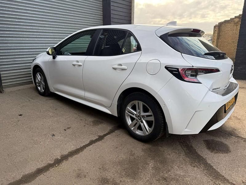 Usado Toyota Corolla 116 HP (85 kW) 2019 Branco Citadino