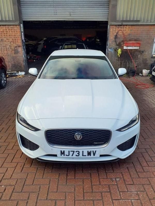 Usado Jaguar XE R-Dynamic 204 HP (150 kW) 2023 Branco Sedan