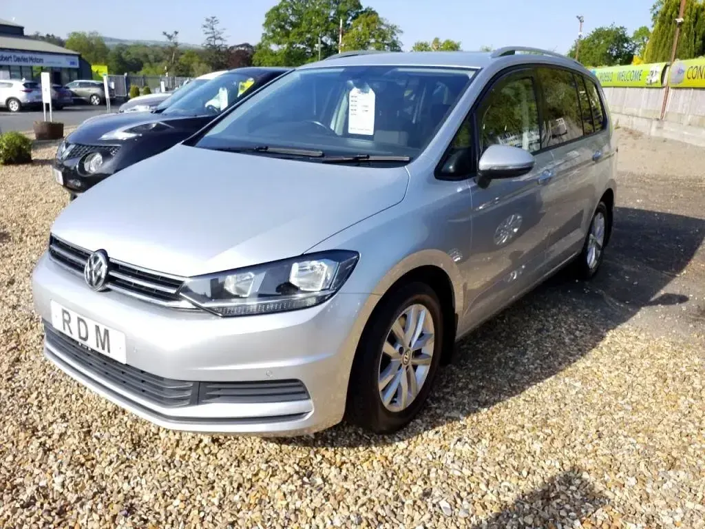 Second-hand VW Touran SE 115 CP (84 kW) 2019 Argintiu Monovolum